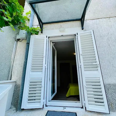 Velin Split