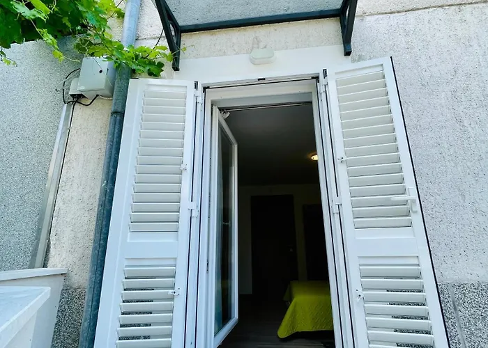 Velin Split